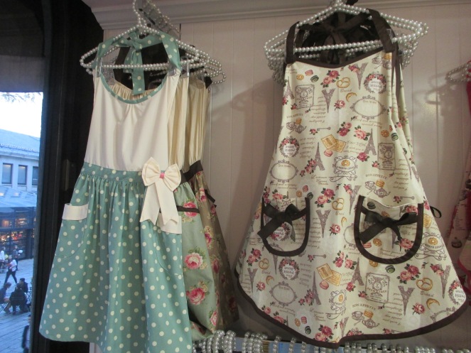 My two favorite aprons. Although I don't need any more aprons, I really want to buy these!